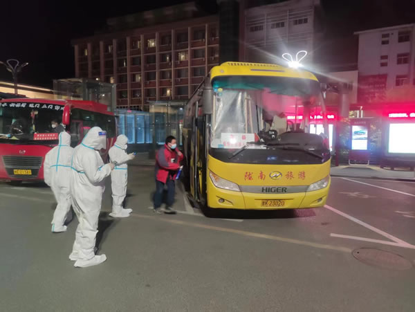 隴運集團公司“點對點”愛心直通車護送返鄉人員平安回家